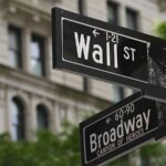 Phố Wall Rung Chuyển Khi Thuế 25% Của Trump Đánh Vào Canada & Mexico