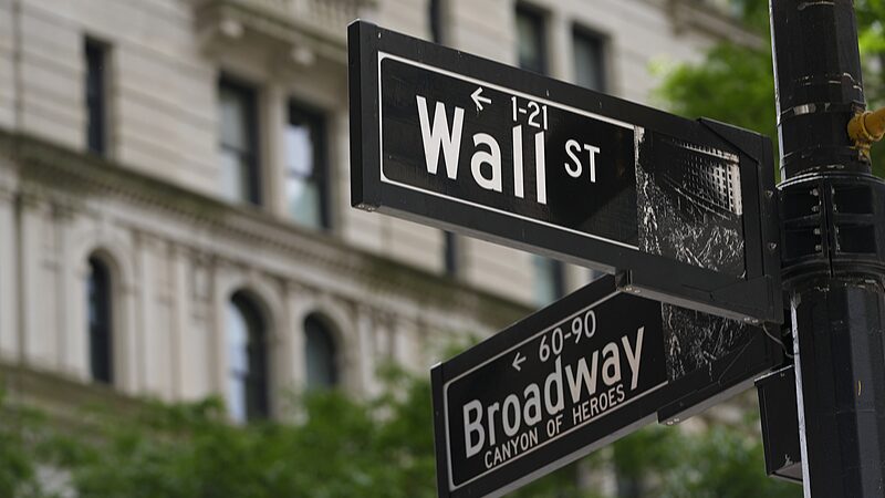 Phố Wall Rung Chuyển Khi Thuế 25% Của Trump Đánh Vào Canada & Mexico