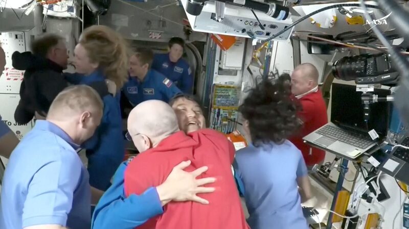 SpaceX giao đoàn phi hành mới khi nhiệm vụ kéo dài của NASA gần kết thúc SpaceX giao đoàn phi hành mới khi nhiệm vụ kéo dài của NASA gần kết thúc video poster
