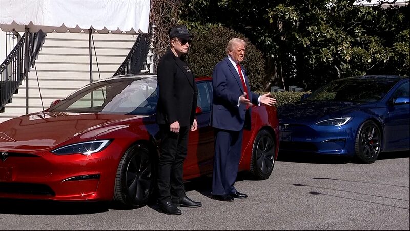 Tesla đối mặt với phản ứng dữ dội về mối quan hệ của Musk với Trump Tesla đối mặt với phản ứng dữ dội về mối quan hệ của Musk với Trump video poster