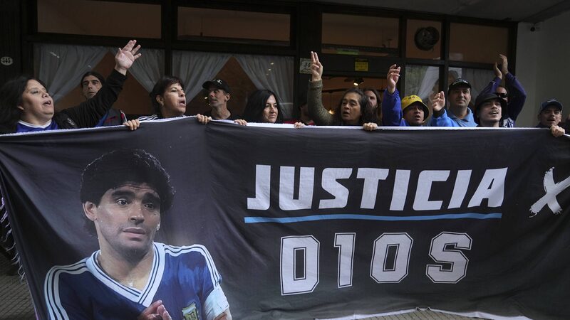 IV7PVQEUYA9PO74E0K2T - Thế Giới Trong Tầm Tay Phiên Tòa Cuối Cùng Của Maradona: Đội Ngũ Y Tế Đối Mặt Với Cáo Buộc Tại Argentina