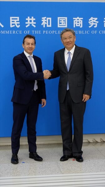 Các nhà lãnh đạo toàn cầu đổ về đại lục Trung Quốc vào tháng Ba video poster