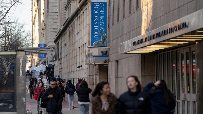 PZ3M8FWDTBLI2GGSMTAT - Thế Giới Trong Tầm Tay Trump cắt giảm 400 triệu USD tài trợ cho Đại học Columbia do lo ngại về chủ nghĩa bài Do Thái