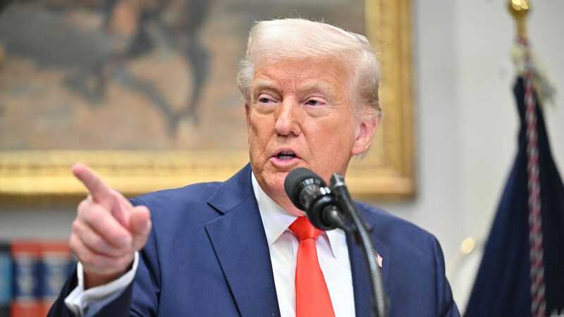 Động thái thuế quan của Trump làm rung chuyển thị trường Mỹ Động thái thuế quan của Trump làm rung chuyển thị trường Mỹ