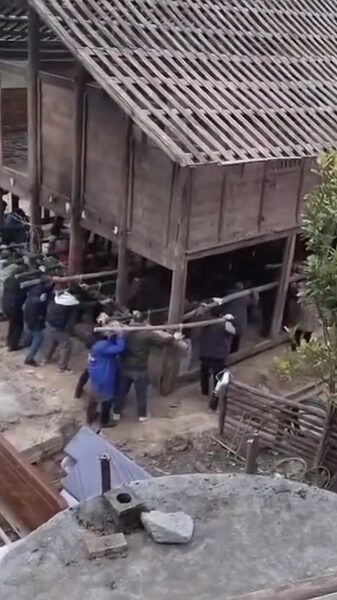 Dân làng Guizhou đoàn kết để di chuyển cả ngôi nhà! video poster