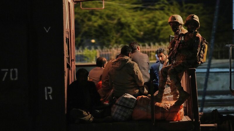 Quân đội Pakistan Kết Thúc Vụ Căng Thẳng Tàu Hỏa Bị Cướp