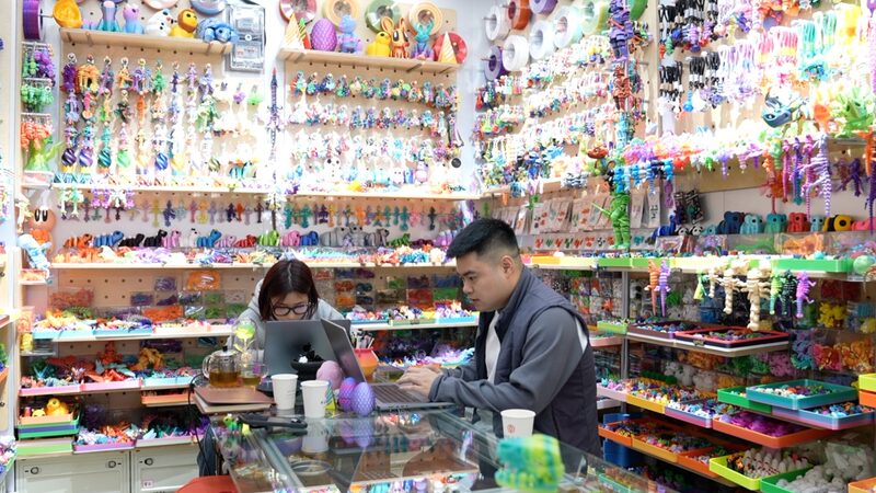 Các nhà xuất khẩu sáng tạo Yiwu vượt qua thách thức thuế quan của Mỹ Các nhà xuất khẩu sáng tạo Yiwu vượt qua thách thức thuế quan của Mỹ video poster