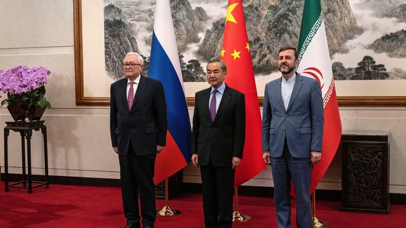 Các Cuộc Đàm Phán Ba Bên Làm Giảm Căng Thẳng Hạt Nhân Của Iran, Chuyên Gia Nói Các Cuộc Đàm Phán Ba Bên Làm Giảm Căng Thẳng Hạt Nhân Của Iran, Chuyên Gia Nói video poster