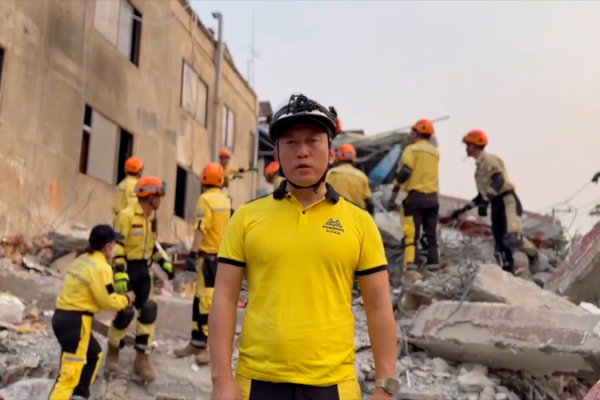 Các đội cứu hộ Trung Quốc chạy đua với thời gian ở Mandalay video poster