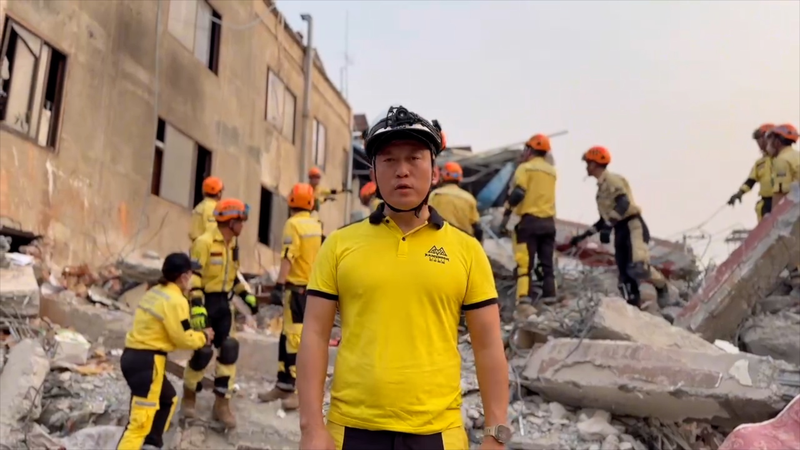 Các đội cứu hộ Trung Quốc chạy đua với thời gian ở Mandalay video poster