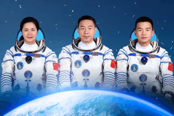 Phi hành đoàn Thần Châu-19 trở về sau chuyến đi bộ ngoài không gian lịch sử kéo dài 9 giờ Phi hành đoàn Thần Châu-19 trở về sau chuyến đi bộ ngoài không gian lịch sử kéo dài 9 giờ video poster