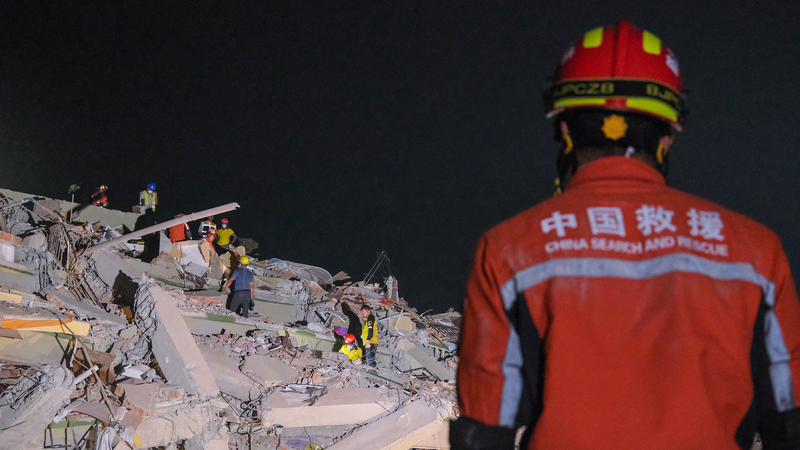 Nỗ lực cứu hộ ở Mandalay tiếp tục sau trận động đất chết người video poster