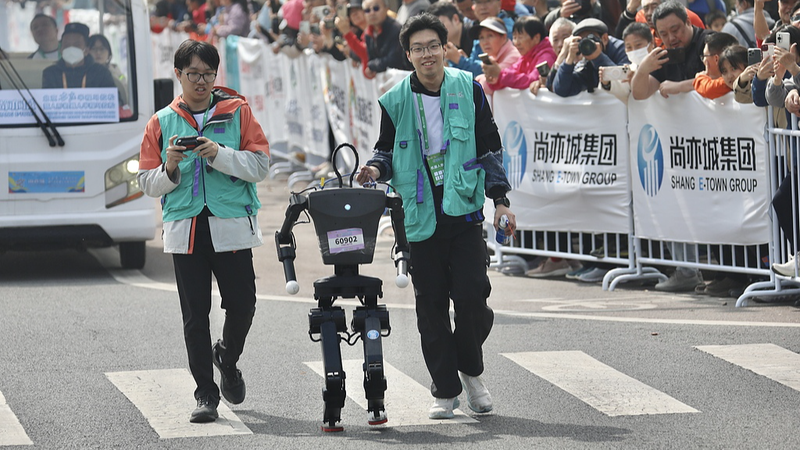 3LKOH7Y8JUPIWZ9W1CDR - Thế Giới Trong Tầm Tay Cuộc đua robot hình người tại giải bán marathon Bắc Kinh