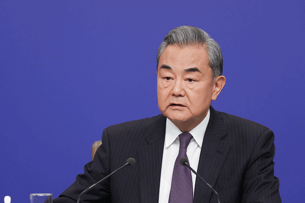 Wang Yi Thách Thức Chiến Lược Thuế Quan Của Mỹ Với 5 Câu Hỏi Táo Bạo Wang Yi Thách Thức Chiến Lược Thuế Quan Của Mỹ Với 5 Câu Hỏi Táo Bạo