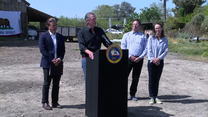 4411XH526XF2ICY2RAAT - Thế Giới Trong Tầm Tay California kiện chính quyền Trump về thuế bất hợp pháp video poster