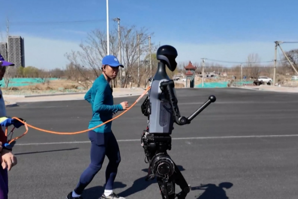 Robot trên Đường Chạy: Cuộc Thi Bán Marathon Hình Người Đầu Tiên ở Bắc Kinh Robot trên Đường Chạy: Cuộc Thi Bán Marathon Hình Người Đầu Tiên ở Bắc Kinh video poster