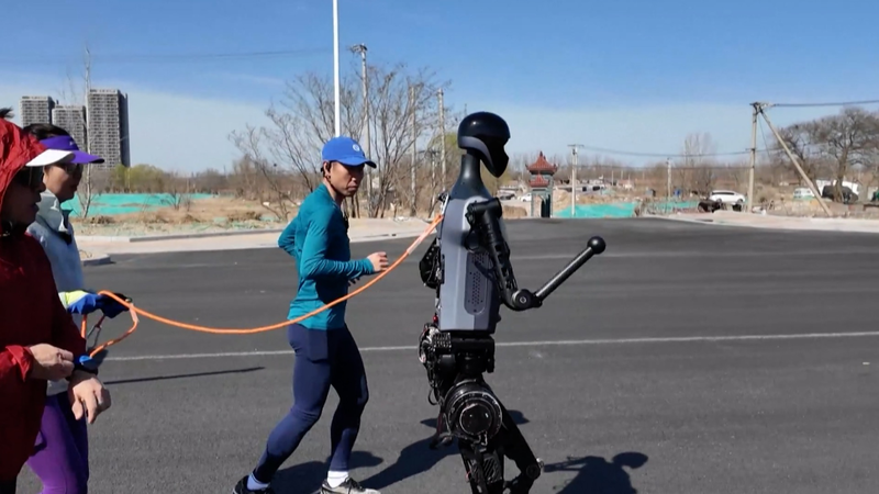 5YLR2E42E197C1PVT2TP - Thế Giới Trong Tầm Tay Robot trên Đường Chạy: Cuộc Thi Bán Marathon Hình Người Đầu Tiên ở Bắc Kinh video poster