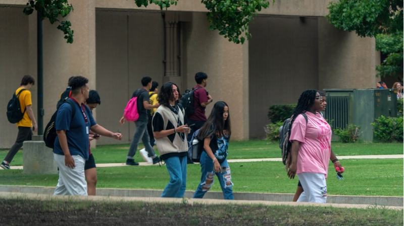 Sự Vỡ Mộng của Thanh Niên Mỹ Gây Ra Khủng Hoảng Chính Trị