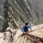 Lối đi trên không của núi Huashan được nâng cấp an toàn video poster