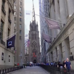 Xáo trộn thuế quan: Tăng giá và dự đoán mất việc làm video poster