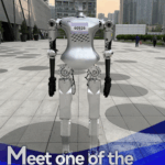 ADYHCAC8GQ2Q8Z18H9JF - Thế Giới Trong Tầm Tay Robot hình người làm nên lịch sử tại cuộc thi bán marathon Bắc Kinh video poster