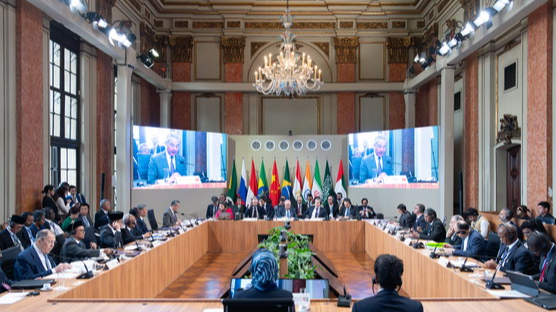 Wang Yi tại cuộc họp BRICS kêu gọi hòa bình toàn cầu Wang Yi tại cuộc họp BRICS kêu gọi hòa bình toàn cầu