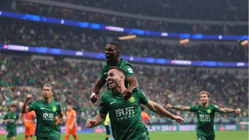 Đội bóng 10 người Beijing Guoan chiến thắng 6-1 trước Shandong trong trận đấu CSL Đội bóng 10 người Beijing Guoan chiến thắng 6-1 trước Shandong trong trận đấu CSL