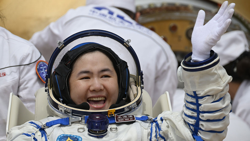 Phi hành đoàn Shenzhou-19 hạ cánh an toàn tại Bắc Kinh để phục hồi Phi hành đoàn Shenzhou-19 hạ cánh an toàn tại Bắc Kinh để phục hồi