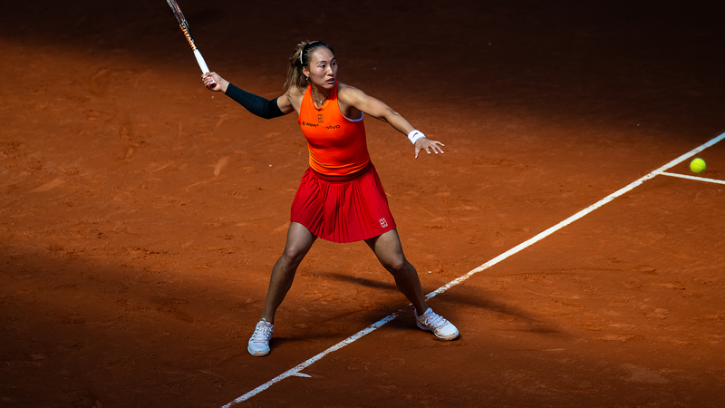 P6AJ8CLBY2ZJC56IH768 - Thế Giới Trong Tầm Tay Nhà vô địch Olympic Zheng Qinwen rời Madrid Open