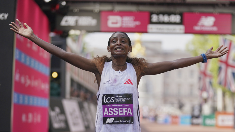 Tigst Assefa của Ethiopia chạy nước rút phá kỷ lục marathon mới tại London Tigst Assefa của Ethiopia chạy nước rút phá kỷ lục marathon mới tại London