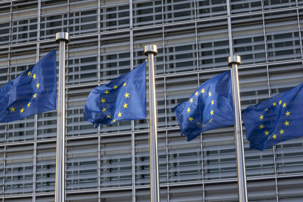 EU đáp trả bằng thuế quan theo từng giai đoạn đối với hàng hóa Mỹ EU đáp trả bằng thuế quan theo từng giai đoạn đối với hàng hóa Mỹ