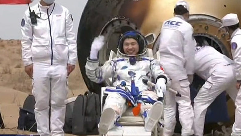 Thành viên phi hành đoàn Shenzhou-19 Song Lingdong ra khỏi khoang an toàn Thành viên phi hành đoàn Shenzhou-19 Song Lingdong ra khỏi khoang an toàn video poster