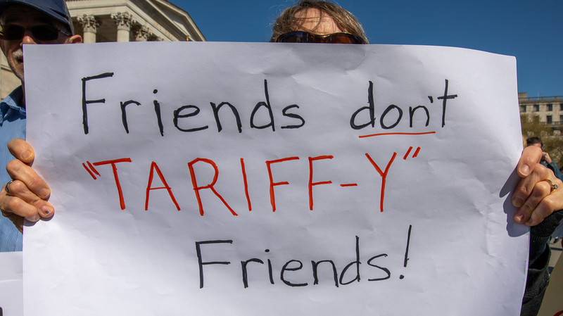 Thanh Niên Châu Âu Biểu Tình Chống Chính Sách Thuế Quan của Trump