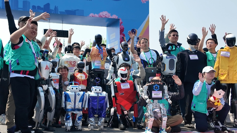 Cuộc đua nửa marathon robot hình người đột phá ở Bắc Kinh Cuộc đua nửa marathon robot hình người đột phá ở Bắc Kinh video poster