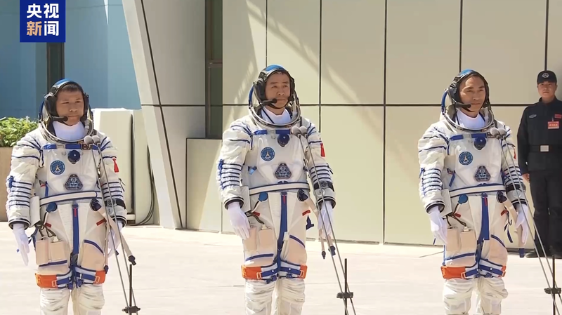 Phi hành gia Shenzhou-20 chuẩn bị cất cánh với lời tiễn biệt đầy cảm xúc Phi hành gia Shenzhou-20 chuẩn bị cất cánh với lời tiễn biệt đầy cảm xúc video poster