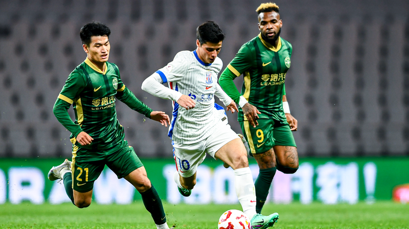 Pha cứu nguy phút cuối của Shenhua kết thúc trận đấu kịch tính 3-2 Pha cứu nguy phút cuối của Shenhua kết thúc trận đấu kịch tính 3-2