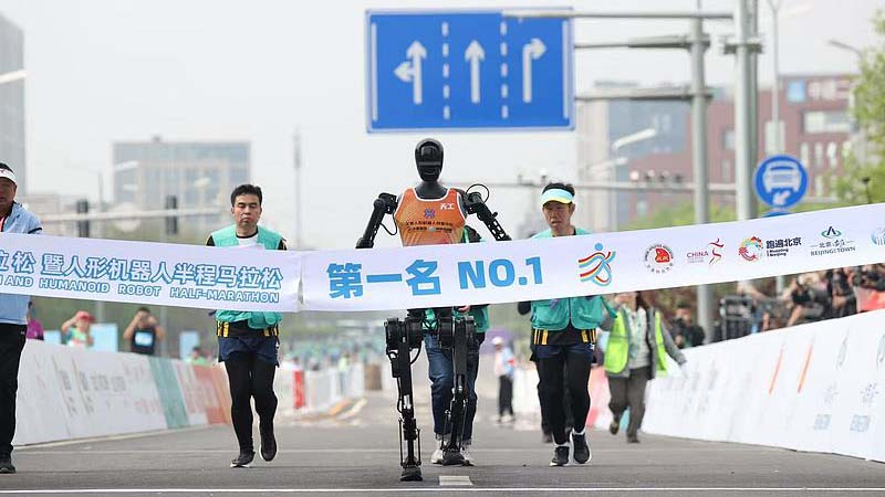 Cuộc đua bán marathon hình người đầu tiên tại Bắc Kinh hợp nhất robot và người chạy Cuộc đua bán marathon hình người đầu tiên tại Bắc Kinh hợp nhất robot và người chạy video poster