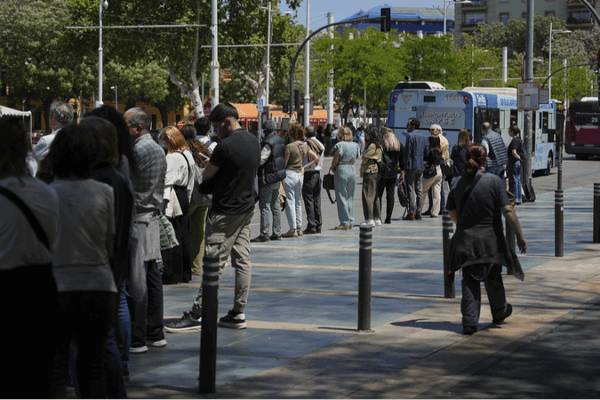 Barcelona Phục Hồi Sau Sự Cố Mất Điện Lớn ở Tây Ban Nha và Bồ Đào Nha Barcelona Phục Hồi Sau Sự Cố Mất Điện Lớn ở Tây Ban Nha và Bồ Đào Nha video poster