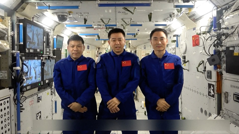 Phi hành đoàn Thần Châu-20 truyền cảm hứng cho thanh thiếu niên vào Ngày Thiếu nhi từ vũ trụ Phi hành đoàn Thần Châu-20 truyền cảm hứng cho thanh thiếu niên vào Ngày Thiếu nhi từ vũ trụ video poster