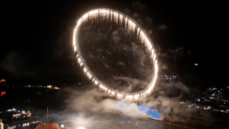 Pháo hoa rực rỡ thúc đẩy du lịch Ngày Quốc tế Lao động ở Liuyang video poster