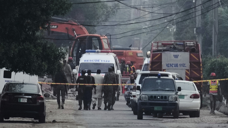 Căng Thẳng Ấn Độ - Pakistan Gia Tăng: Không Kích, Tranh Chấp Nước, và Động Thái Quân Sự video poster