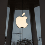 Trump đe dọa áp thuế đối với các nhà sản xuất smartphone toàn cầu