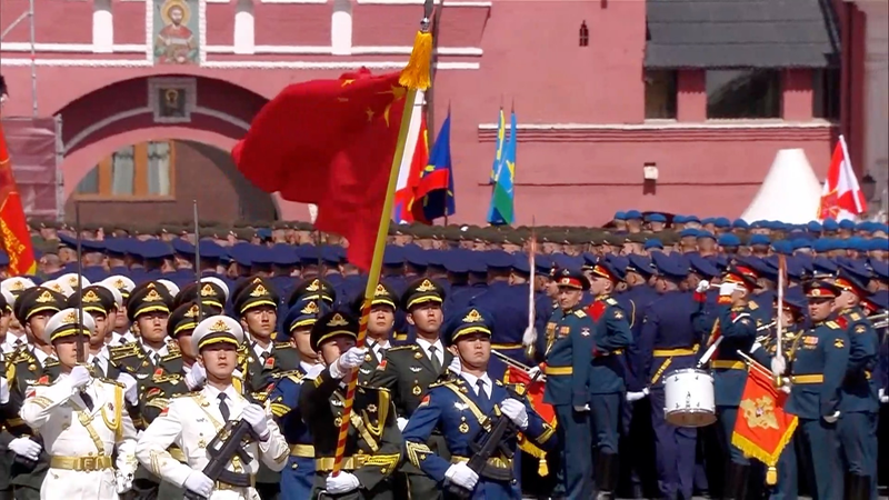 Chủ tịch Tập chào Đội danh dự PLA tại Lễ diễu hành Ngày Chiến thắng Moscow Chủ tịch Tập chào Đội danh dự PLA tại Lễ diễu hành Ngày Chiến thắng Moscow video poster