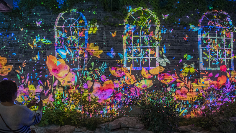 E7TANDH4RZ1WUMPHMVPF - Thế Giới Trong Tầm Tay Thượng Hải thắp sáng Ngày Quốc Tế Lao Động với buổi trình diễn ánh sáng rực rỡ