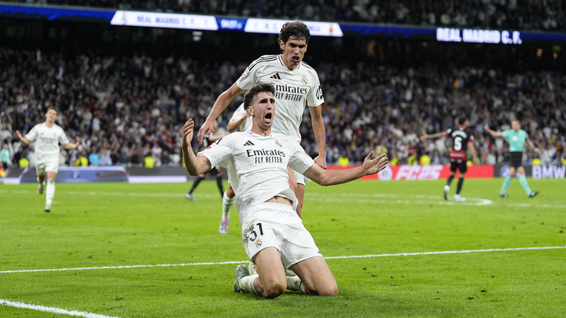 Real Madrid làm chậm đảng quang của Barca với cú đúp cuối Real Madrid làm chậm đảng quang của Barca với cú đúp cuối