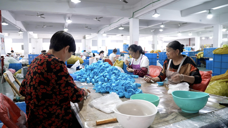 Các nhà sản xuất đồ chơi Mỹ đón nhận việc giảm thuế cho mùa lễ hội Các nhà sản xuất đồ chơi Mỹ đón nhận việc giảm thuế cho mùa lễ hội video poster