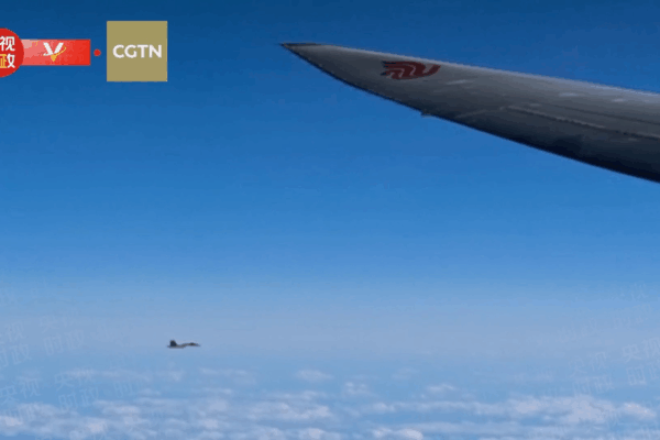 Tập Cận Bình hạ cánh tại Moscow với sự hộ tống của máy bay chiến đấu Tập Cận Bình hạ cánh tại Moscow với sự hộ tống của máy bay chiến đấu video poster
