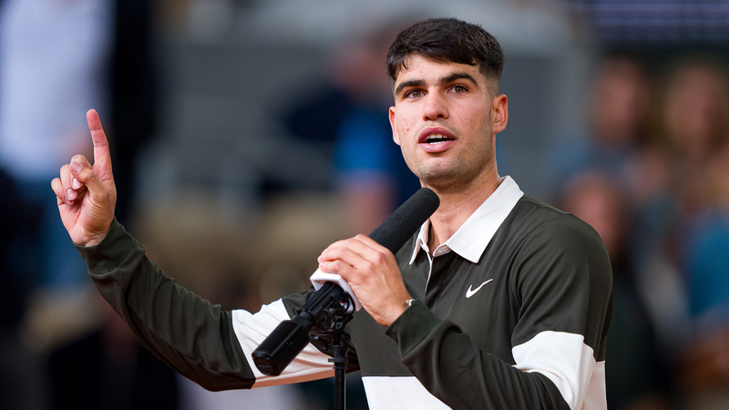 Alcaraz thu hút người hâm mộ tại Roland Garros bằng màn hát bất ngờ Alcaraz thu hút người hâm mộ tại Roland Garros bằng màn hát bất ngờ
