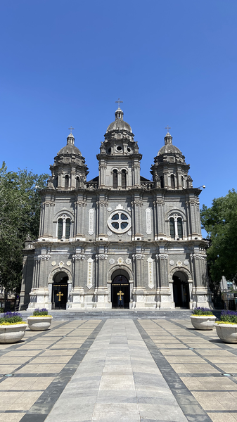 J17BAZLYUDF0CS6S89WV - Thế Giới Trong Tầm Tay Nhà thờ Wangfujing: Một cây cầu giữa các nền văn hóa video poster