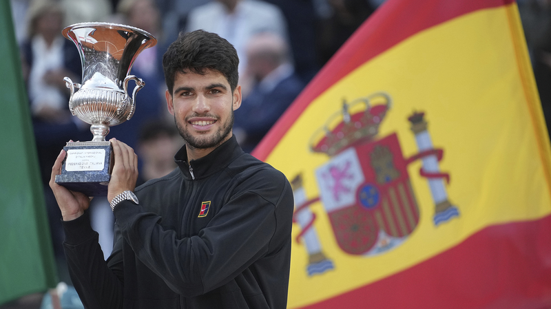Alcaraz gây sốc Sinner, mở đường cho cuộc đối đầu tại Roland-Garros Alcaraz gây sốc Sinner, mở đường cho cuộc đối đầu tại Roland-Garros